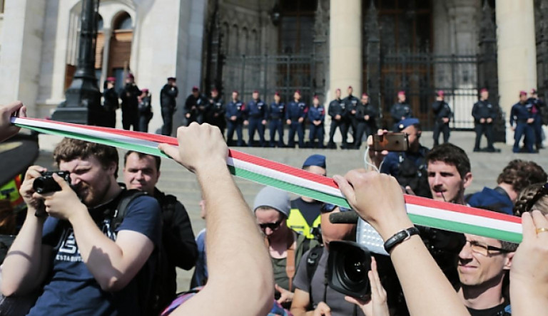 A tüntetők megpróbálnak bejutni a Parlamentbe, de a rendőrsorfal útjukat állja