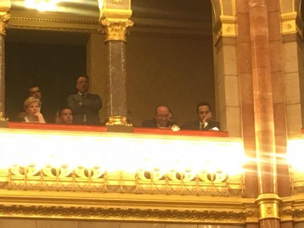 Nemzetbiztonsági szempontból nem felelt meg, mégis díszpáholyból tapsolt ma Orbánnak Pharaon barátja