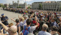 Több ezren vannak már a Kossuth téren, elkezdődött a tüntetés