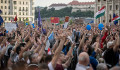 Tömeg és düh – Fotóinkon mutatjuk meg az esti tüntetés erős pillanatait