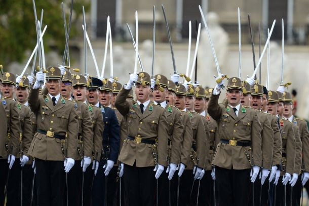 A honvédség 32,7 millióért vásárol be avatási szablyából