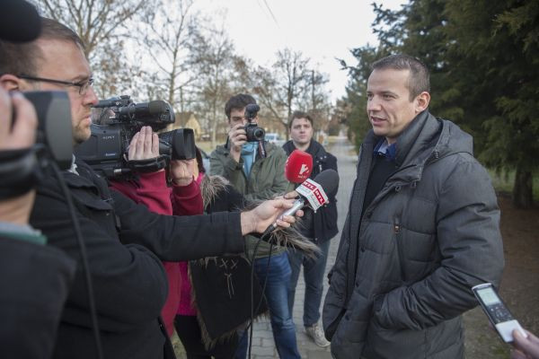 Egy fotóban, hogy a kormánymédia mennyire imádja, amit Toroczkai most a Jobbikban művel