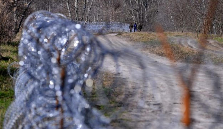 Magyarország ajándékba adna 25 kilométernyi szögesdrótot, hogy kerítést építsenek belőle a határra