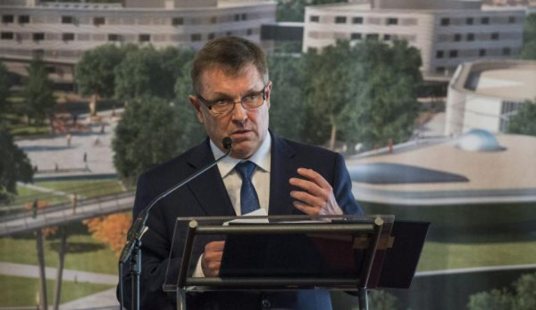 Csak a közpénz: milliós fizetésért koordinálja a „Matolcsy-egyetem” építését Matolcsy György rokona