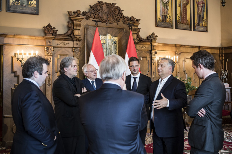 Orbán Viktor a Parlamentben fogadta Stephen Bannont