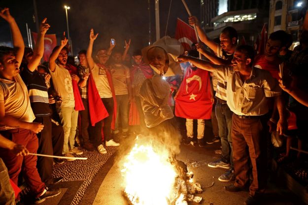 Kormánypárti tüntetők Fethullah Gülent ábrázoló figurát égetnek Isztambulban