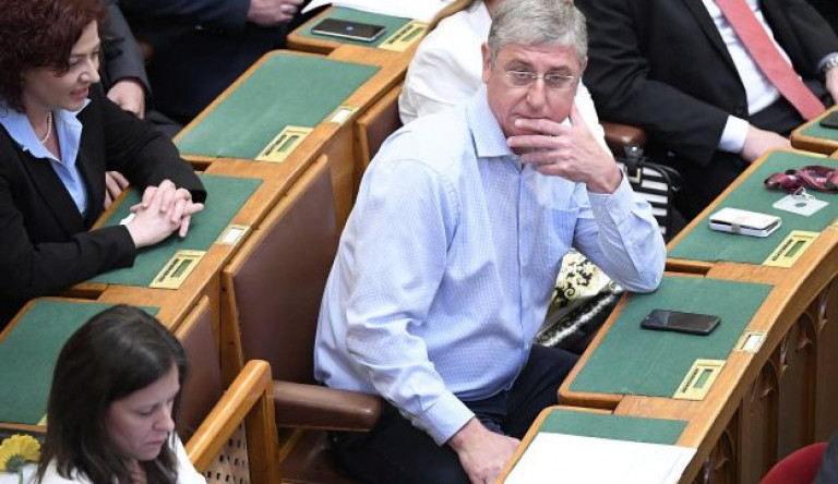 Újabb nagy kihívás előtt az ellenzék: az LMP-nek és a DK-nak el kell döntenie, melyikük szólaljon fel előbb a parlamentben