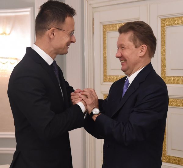 Szijjártó Péter külgazdasági és külügyminiszter (b) és a Gazprom orosz állami gázipari monopólium vezérigazgatója, Alekszej Miller