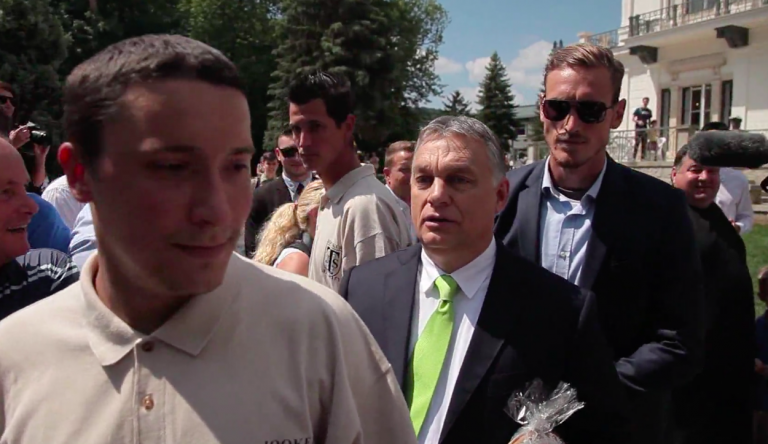 A testőrök gyűrűjében álló Orbán az újságírónak: „Kérdezni lehet, csak fake news-gyáraknak nem válaszolok”