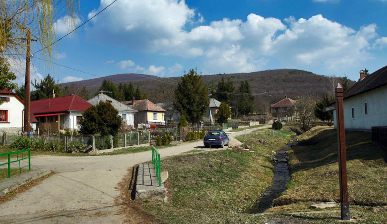 Egy borsodi faluban azokat is megbírságolhatják, akik a saját házuk előtt parkolnak