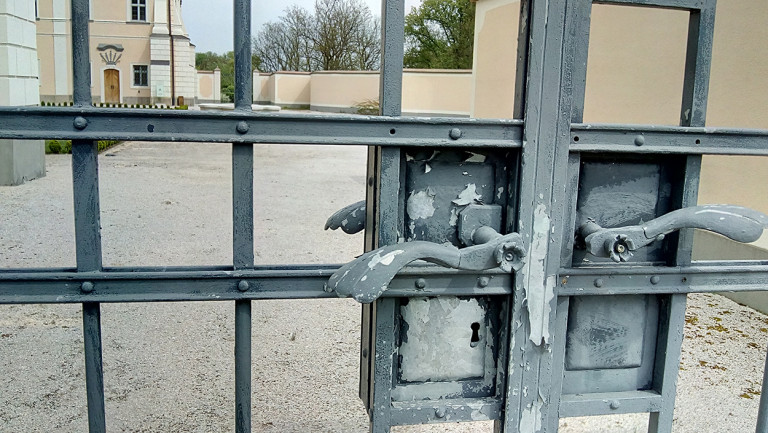 Vizesedik, rozsdásodik a 3 milliárdból felújított edelényi kastély