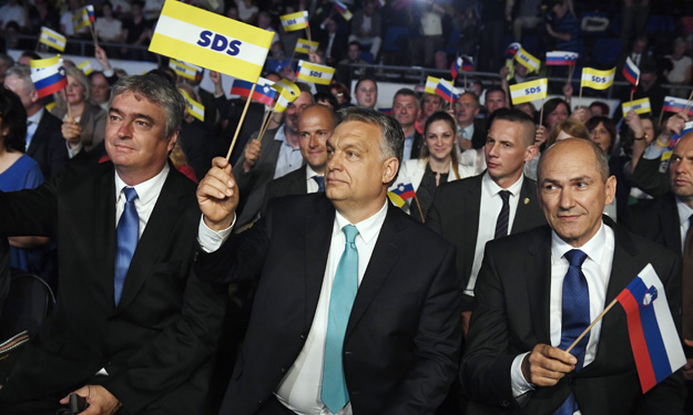 Janša (jobb szélen) Orbánnal az SDS pártgyűlésén