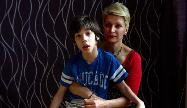 Ezrek követelik Magyarországon az otthoni betegápolás munkaként való elismerését