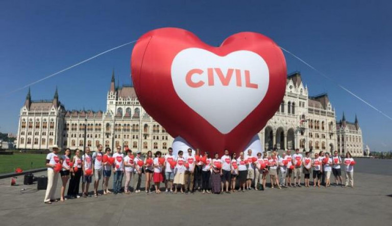 A Stop Soros ellen tartottak szolidaritási akciót a Parlament előtt