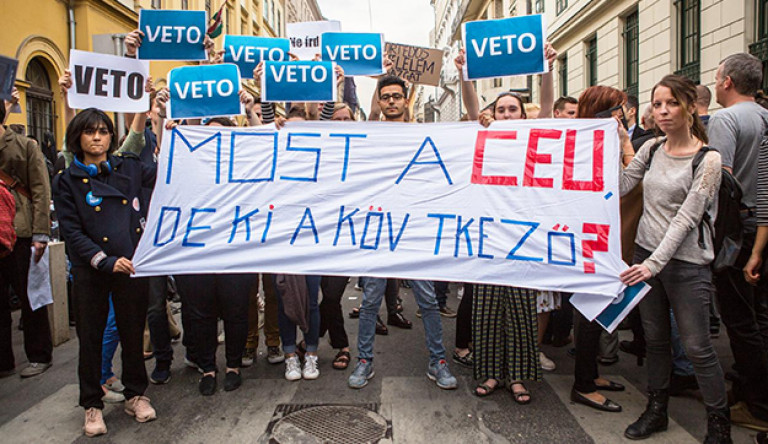 Az Alkotmánybíróság felfüggesztette eljárását a CEU- és a civiltörvénnyel kapcsolatos ügyekben