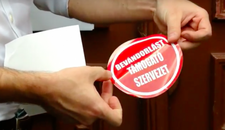 Kedves Hollik István, a következő mi lesz, egy szép sárga csillag az ajtónkon?