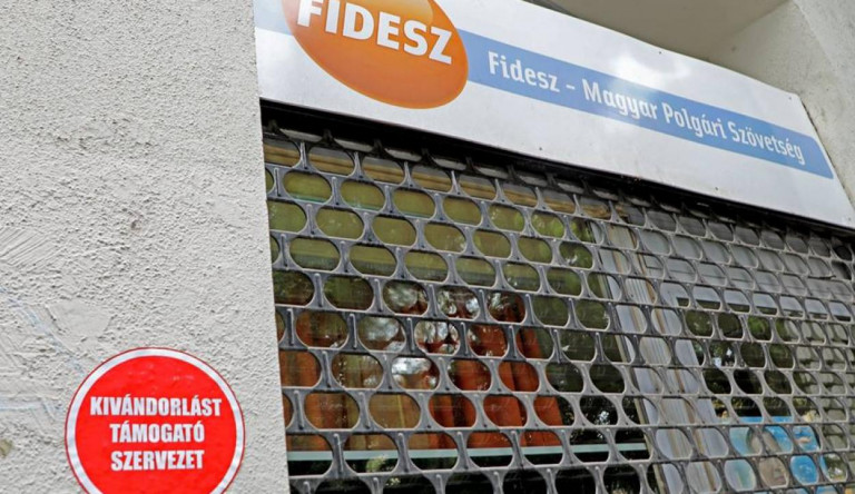 Itt a válasz a KDNP szégyenletes matricázására: megjelölték a Fidesz-irodákat, „kivándorlást támogató szervezet” lett a pártból