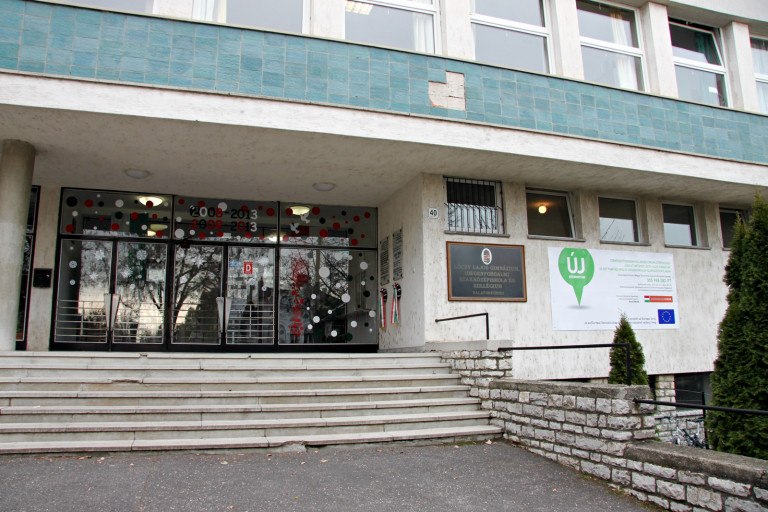 A kora reggeli órákban házkutatási paranccsal jelentek meg a gyerekek szüleinél, a lakásokat felforgatták