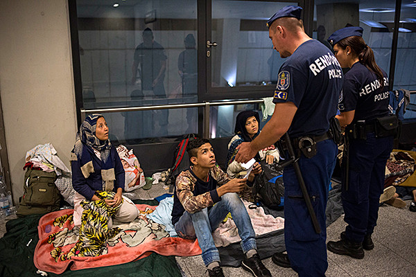 A kormány adópolitikai eszközökkel is harcolna a migráció szervezése ellen, jön a 25 százalékos bevándorlási különadó