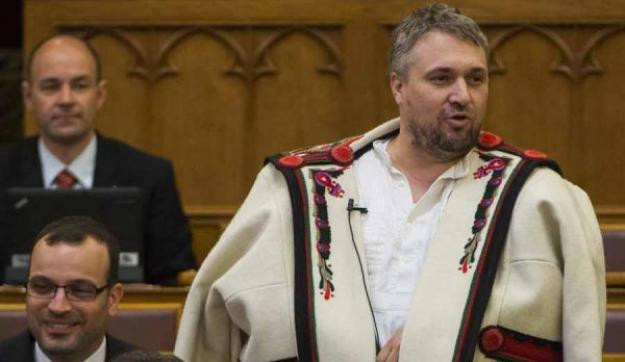 A verekedő Sallai Róbert Benedek örül Hadházy távozásának