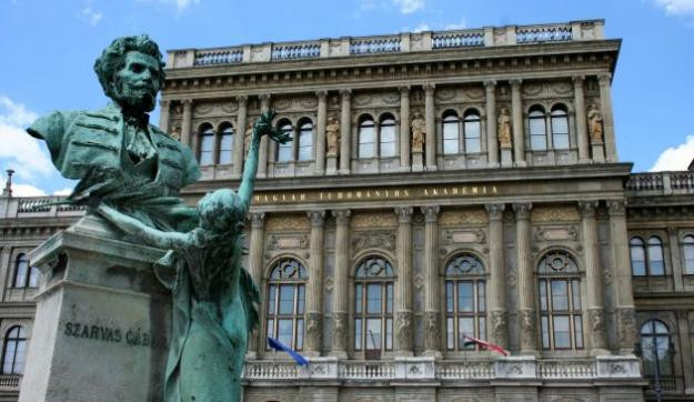 „Létfontosságú, hogy az Akadémia megőrizhesse önrendelkezési jogát” – Megszólalt az ELTE és a CEU