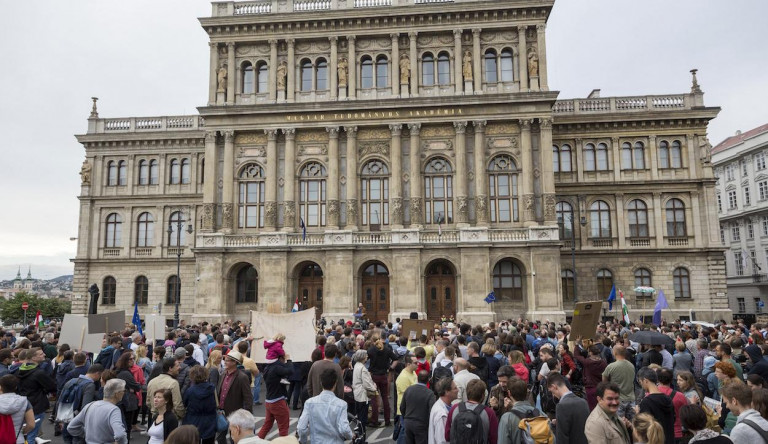Tüntetés a kutatás szabadságáért