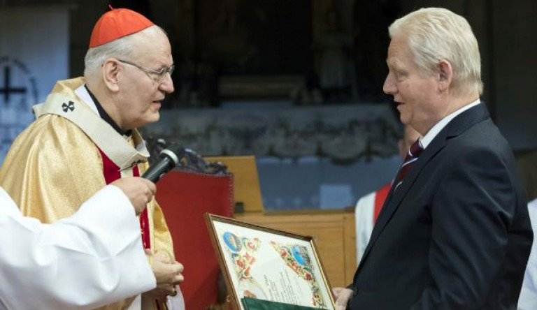 Erdő Péter kitüntette Tarlós Istvánt, többek között azért, mert szívén viseli a hajléktalanok ügyét