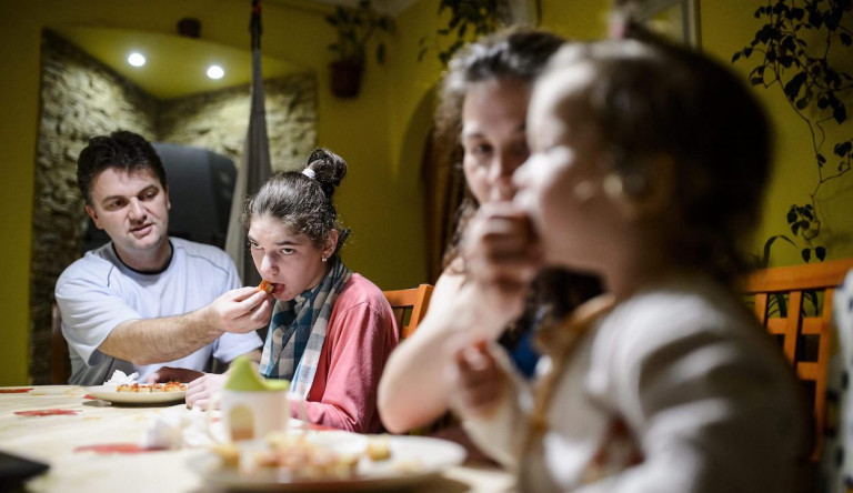 Minimálbért kérnek a gyermeküket otthon ápolók