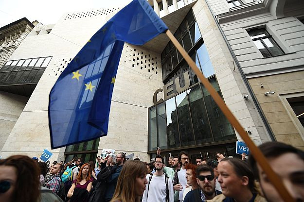 Úgy megy el a CEU Bécsbe, hogy közben marad Budapesten is