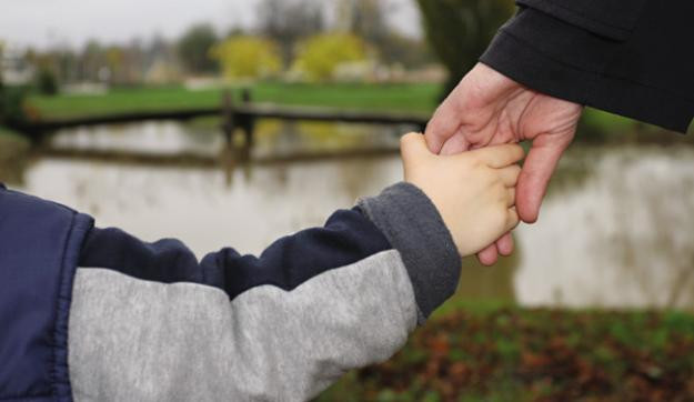 A gyed a meleg örökbe fogadó pároknak is jár