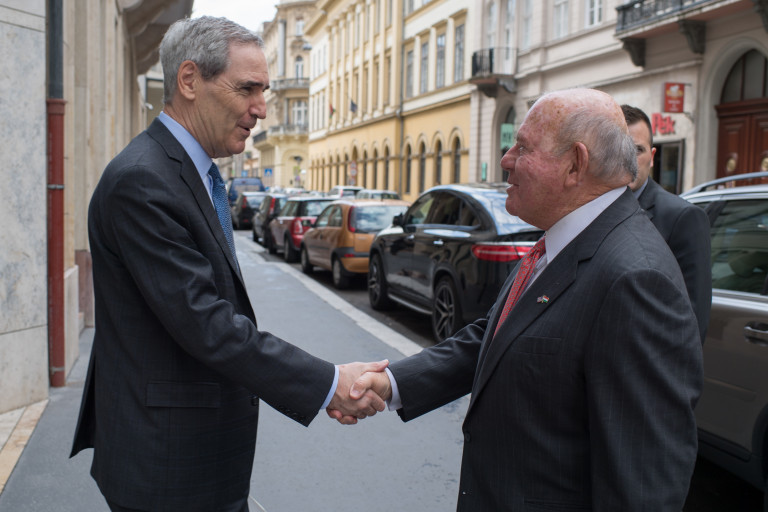 Az amerikai nagykövet kiállt a CEU mellett