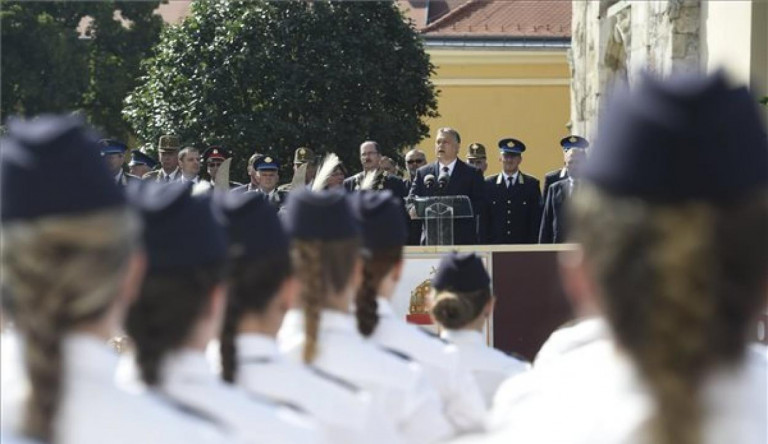 Orbán már csak a rendőrségben bízik