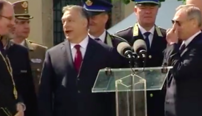 Megint bekapcsolva maradt Orbán mikrofonja a tisztavatón: „Egy tetovált volt. De a többi rendben volt.”