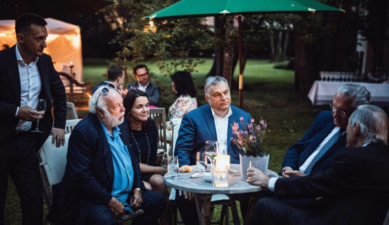 Gigaparti Untermausdorfban: Orbán Leslie Mandokinál csapatta