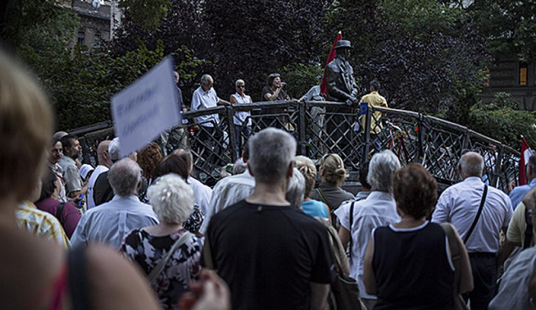 A Jobbik is besegítene Orbánéknak, ha elszánják magukat a Nagy Imre-szobor kipaterolására
