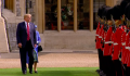 Trump II. Erzsébettel vonult fel a windsori díszszemlén. Az eredmény: óriási bohózat