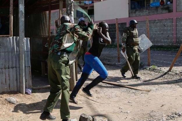 Kenyai rendőrök ellenzékiekkel csapnak össze az elnök tavaly novemberi beiktatásán.