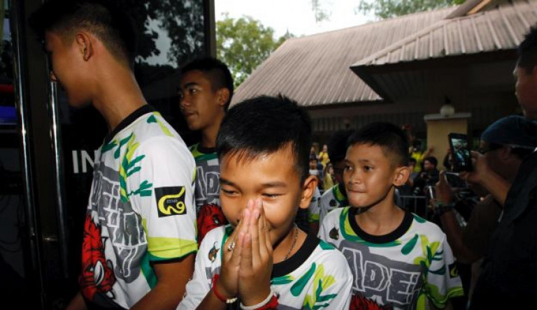 Hazamehetnek a kórházból a barlangból kimentett thaiföldi gyerekek