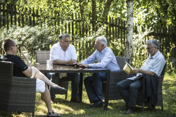 Pártok és Duna-partok: a nyaralásnak lehet politikai jelentése is