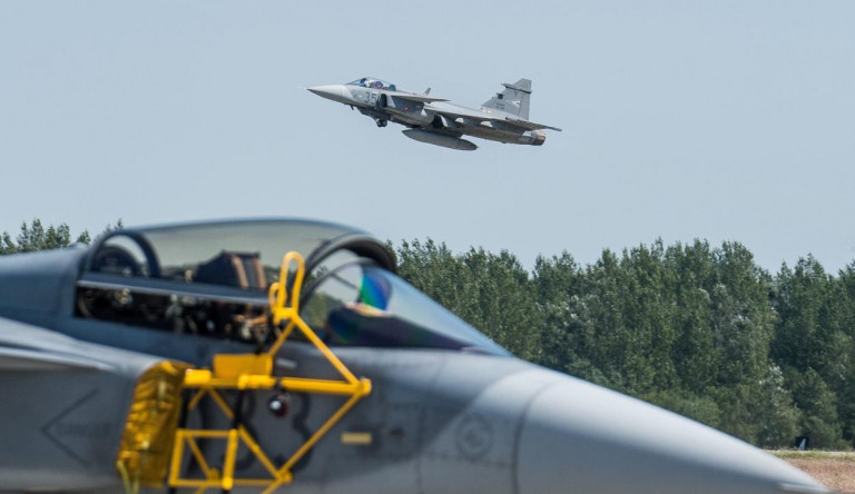 Ráhívták a Magyar Honvédség Gripenjeit két kisrepülőgépre, de kiderült, hogy csak szúnyogirtást végeztek