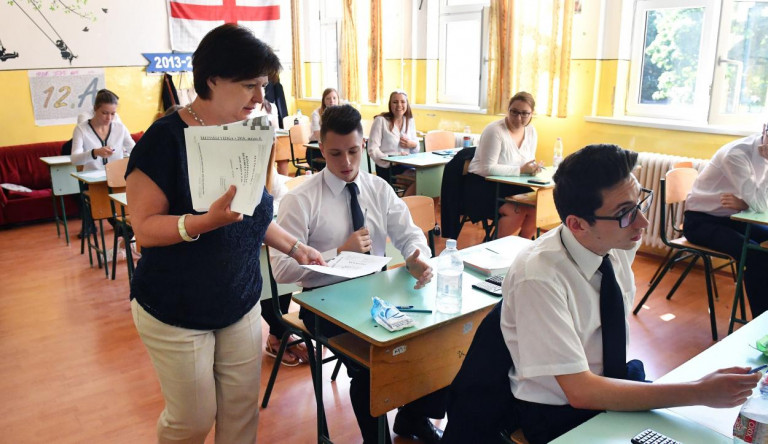 A felnőttek törvényes munkaidejénél is többet ülnek az iskolapadban a magyar diákok, de az államtitkár szerint nincsenek túlterhelve
