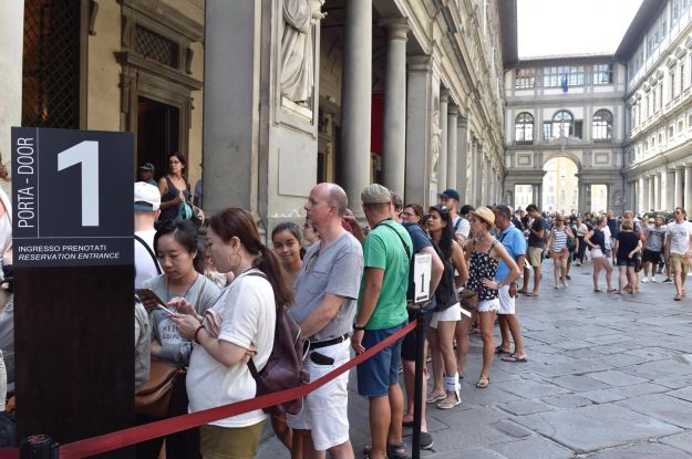 Látogatók a firenzei Uffizi Képtár előtt.