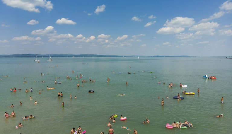 „A kormányelit szórakozóhelyévé válik a Balaton, egyre szűkebb rétegnek lesz lehetősége a magyar tengernél nyaralni”