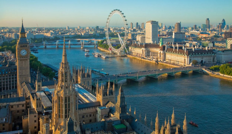 Kordonba hajtott egy autós a londoni parlamentnél