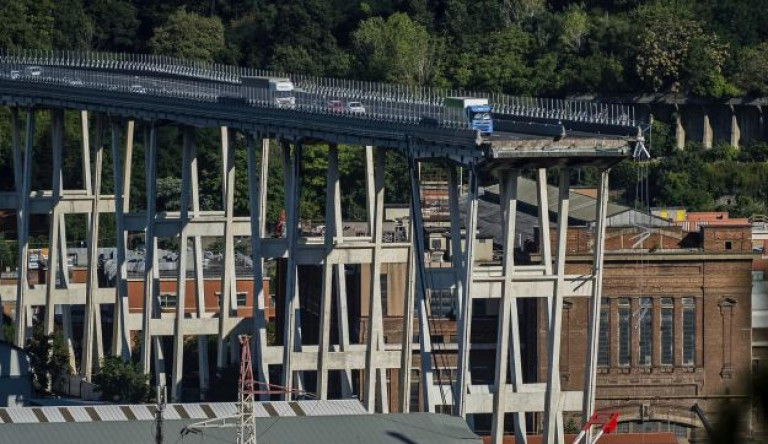 Az üzemeltetőre és az EU-ra mutogat az olasz kormány a hídomlás tragédiája után