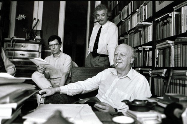 Várady Szabolcs, Radnóti Sándor és Réz Pál a Holmi szerkesztőségében 1994-ben