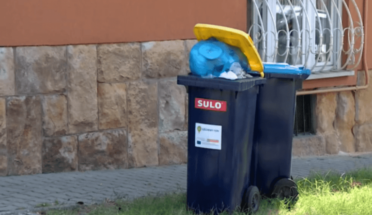 A főváros több kerületében hegyekben áll a szelektív hulladék, késik a szállítás