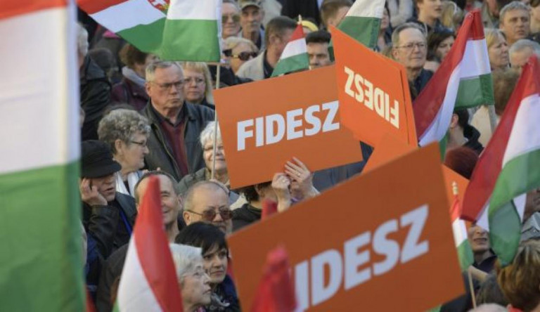 Itt az év kampányvideója: fideszes kézrátétel segít már a felszállásnál is