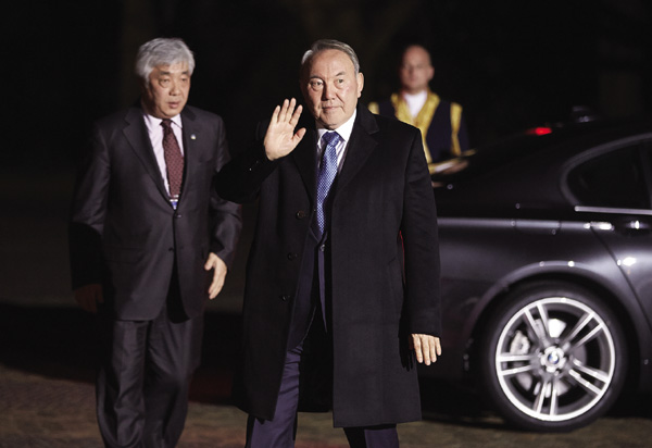 Nazarbajev az elnöki limuzinból kiszállva