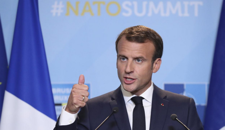 Macron megüzente, hogy a Néppártnak választania kell Merkel és Orbán között